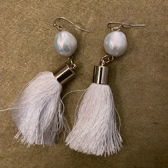 Shell Pendant with Tassel and Pearl Fringe Dangle Earrings - Picture 4 of 4
